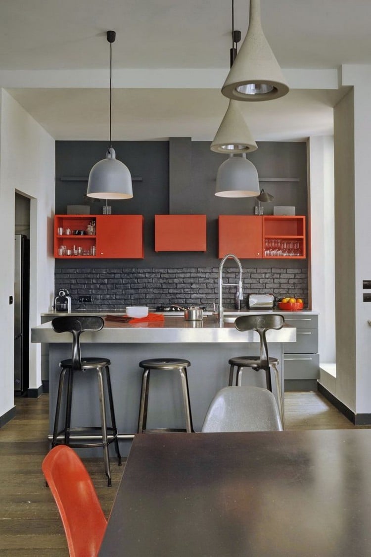 couleur-cuisine-crédence-brique-gris-anthracite-armoires-îlot-gris-modules-muraux-rouges couleur pour cuisine