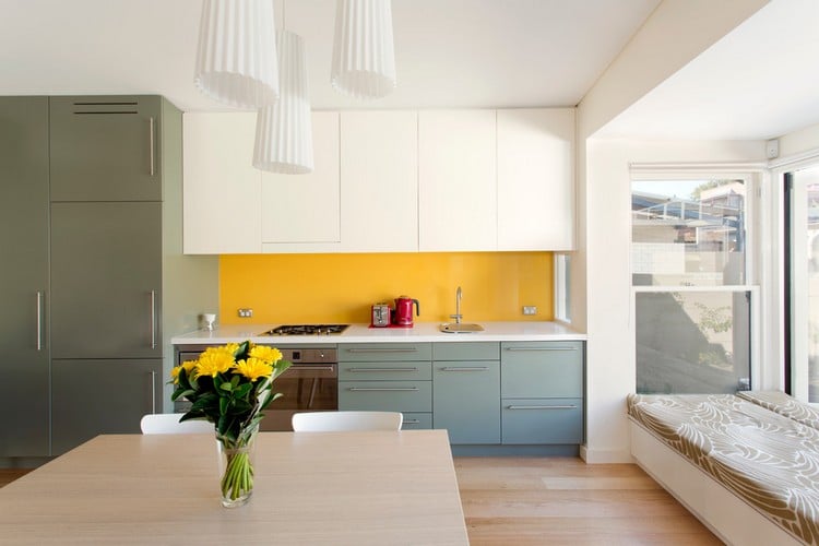 couleur-cuisine-crédence-cuisine-jaune-armoires-façade-blanche-grise