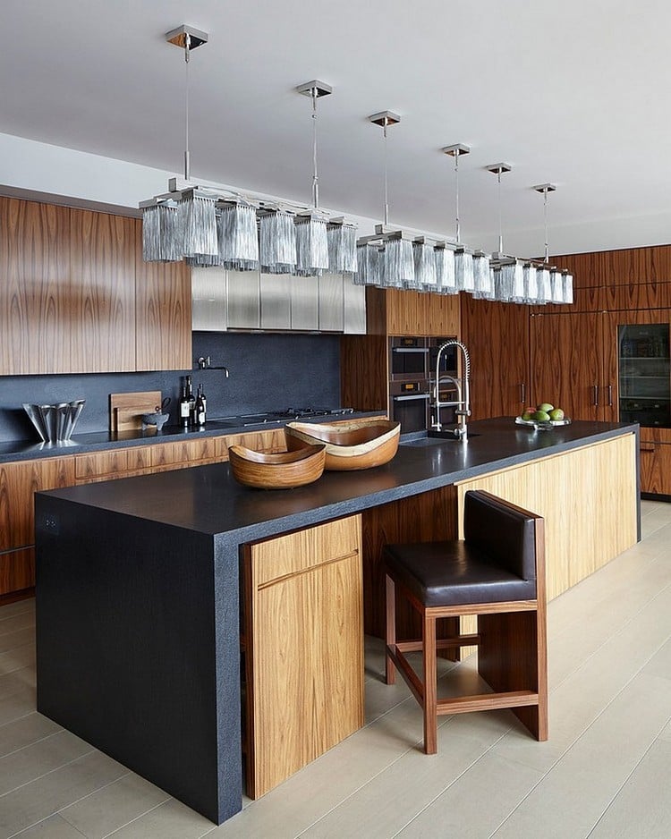 couleur-cuisine-crédence-plan-travail-noir-mat-façade-armoires-noyer-suspensions-métalcouleur pour cuisine