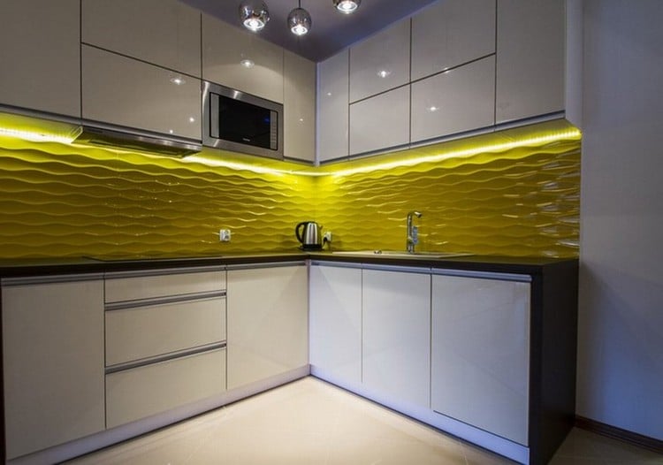 couleur-cuisine-crédence3d-jaune-led-armoires-blanches couleur pour cuisine