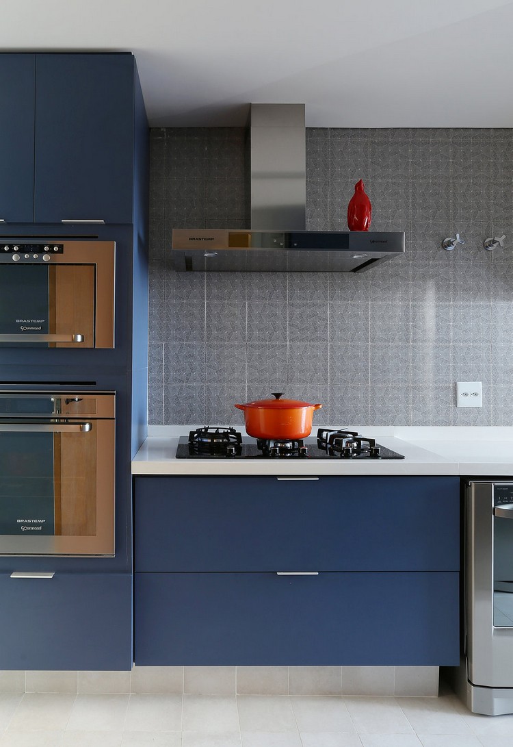 couleur-cuisine-façade-armoires-bleue-hotte-métal-carrealge-mural-gris couleur pour cuisine