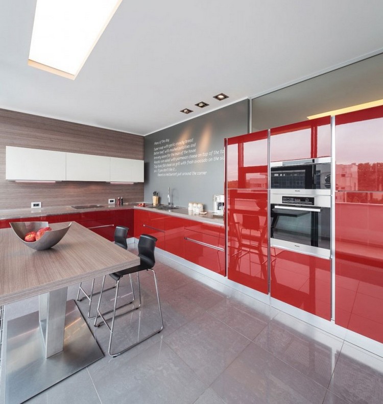 couleur-cuisine-façade-armoires-rouge-laque-panneau-mural-bois-table-bois couleur pour cuisine