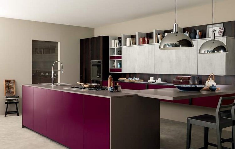 couleur-cuisine-façades-armoires-bois-grisâtre-îlot-aubergine-Materia-febal-casa