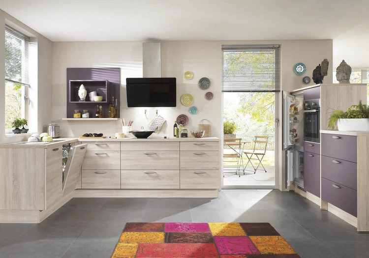 couleur-cuisine-peinture-murale-gris-clair-armoires-bois-clair-tapis-jaune-rouge-cyclamen couleur pour cuisine