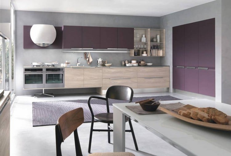 couleur-cuisine-peinture-murale-grise-armoires-façade-aubergine-bois-clair couleur pour cuisine