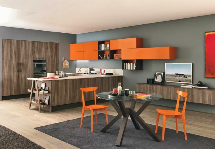 couleur-cuisine-peinture-murale-grise-armoires-orange-façade-bois-sombre couleur pour cuisine