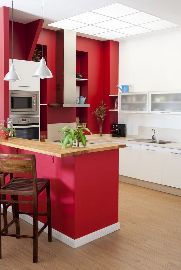 couleur-cuisine-îlot-mur-accent-rouge-plan-travail-crème-peinture-murale-blanche