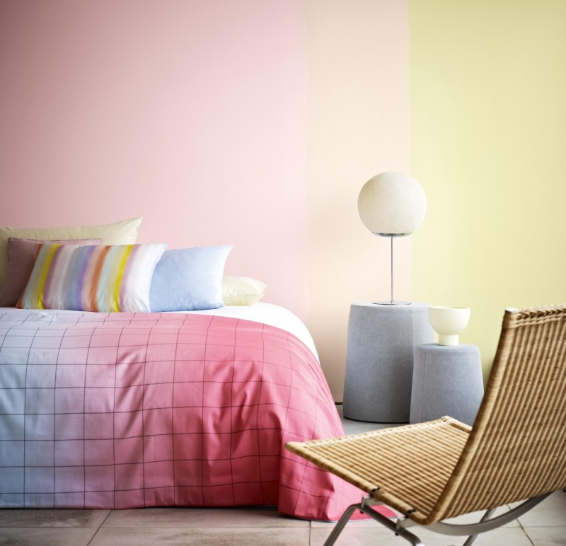 couleur-peinture-chambre-dégradé-rose-pâle-jaune-literie-même-effet