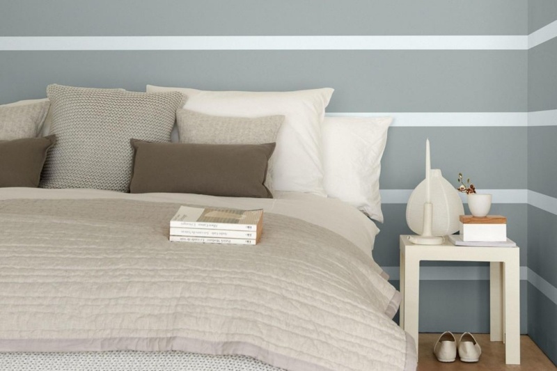 couleur-peinture-chambre-gris-clair-rayures-blanches couleur peinture chambre