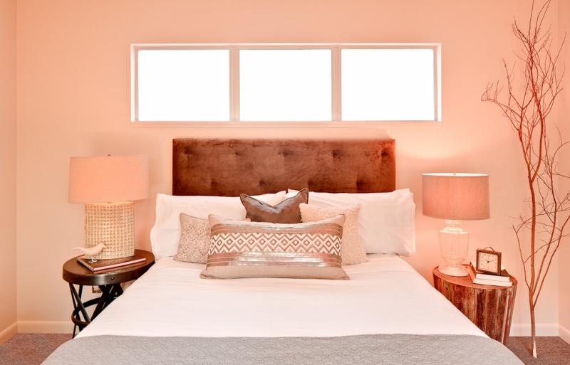 couleur-peinture-chambre-nuance-rose-lampes-chevet-abat-jour-rose-coussins-accents-beige