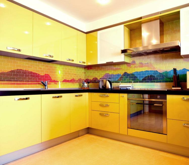 crédence-cuisine-carreaux-colorés-paysage-mobilier-jaune