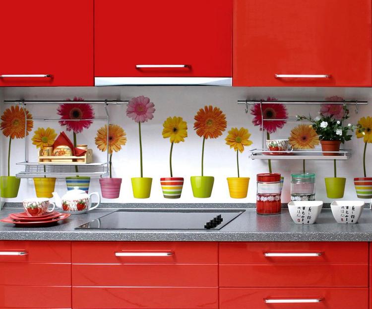 crédence-cuisine-verre-coloré-motifs-floraux-mobilier-rouge