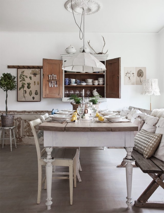cuisine-shabby-chic-style-vintage-table-rectangulaire-bois-coussins-lampe-plafond