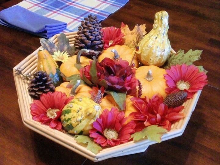 deco-automne-arrangement-table-petites-vcourges-jaunes-fleurs-artificielles-pommes-pin