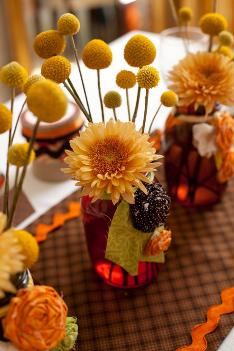 deco-automne-arrangements-fleurs-jaunes-crème-bocaux déco d’automne