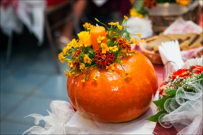 deco-automne-centre-table-citouille-vase-fleurs-jaunes-orange-bougie-orange déco d’automne