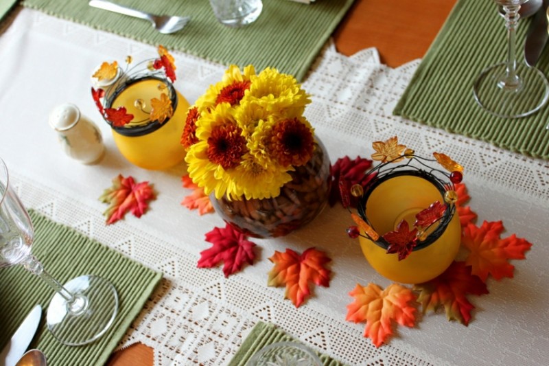 deco-automne-centre-table-fleurs-jaune-orange-feuilles-artificielles déco d’automne