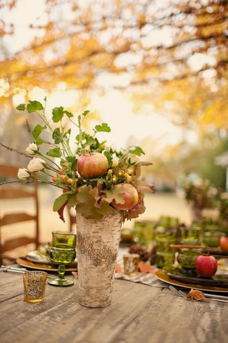 deco-automne-centre-table-vase-écorce-pommes-roses-blanches déco d’automne