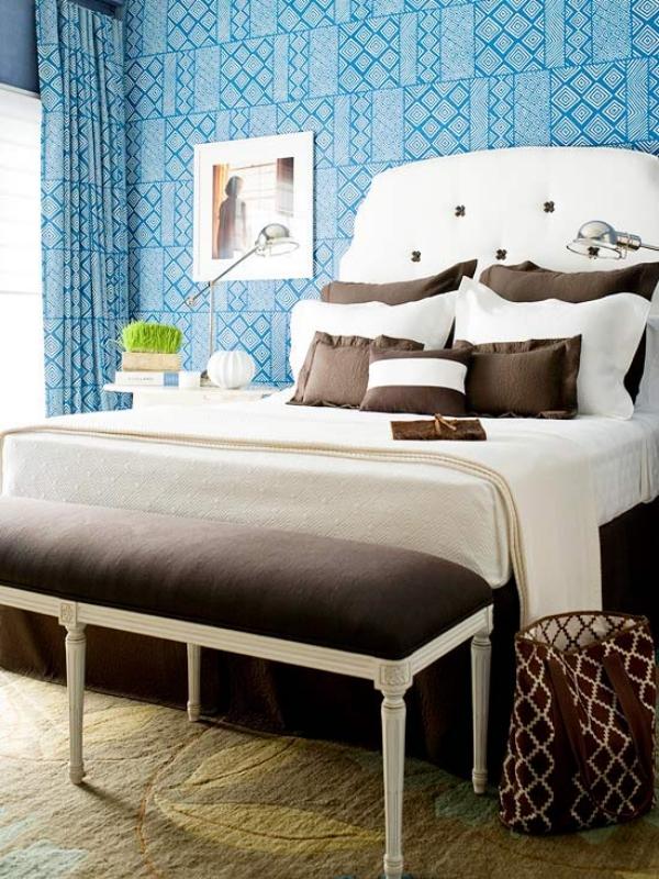 deco-chambre-adulte-ottoman-rectangulaire-marron-coussins-lit-tableau-rideaux-turquoise