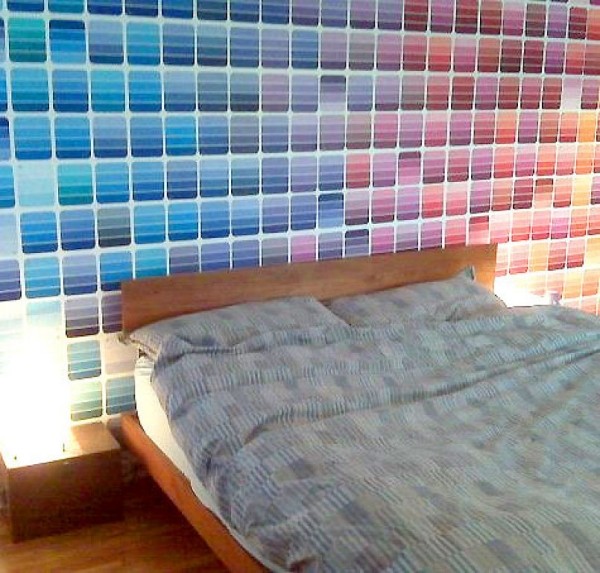 deco-chambre-adulte-panneau-multicolore-grand-lit-tete-lit-bois