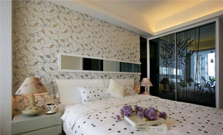 déco chambre adulte papier-peint-motif-floral-lampe-poser-grand-lit-coussins