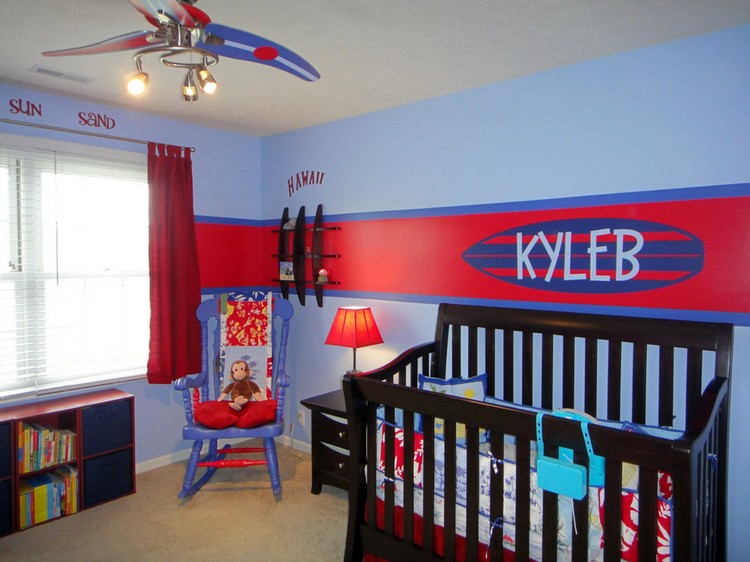 deco-chambre-bebe-theme-surf-lit-bois-ventilateur-armoire-rangement-chaise-peinture-bleue