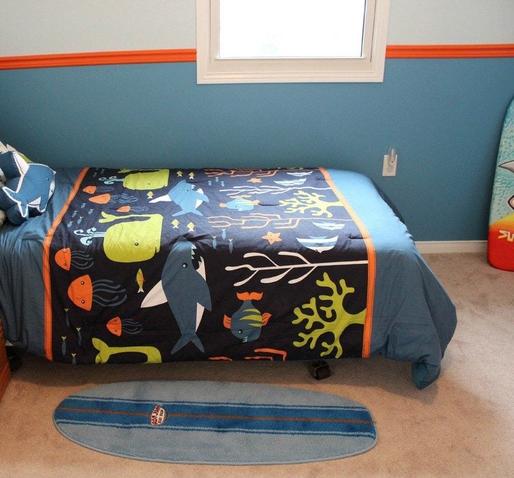 deco-chambre-enfant-theme-surf-couverture-tapis-grand-lit