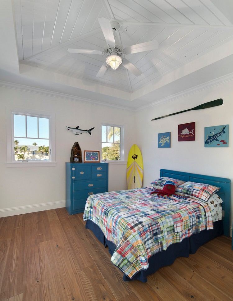 deco-chambre-enfant-theme-surf-grand-lit-armoire-rangement-peinture-murale