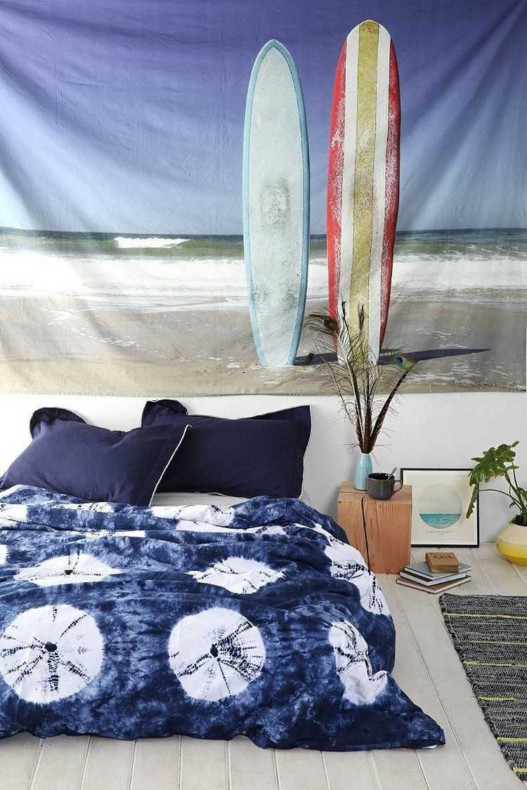 deco-chambre-enfant-theme-surf-grand-lit-table-chevet-bois-tapis-coussins