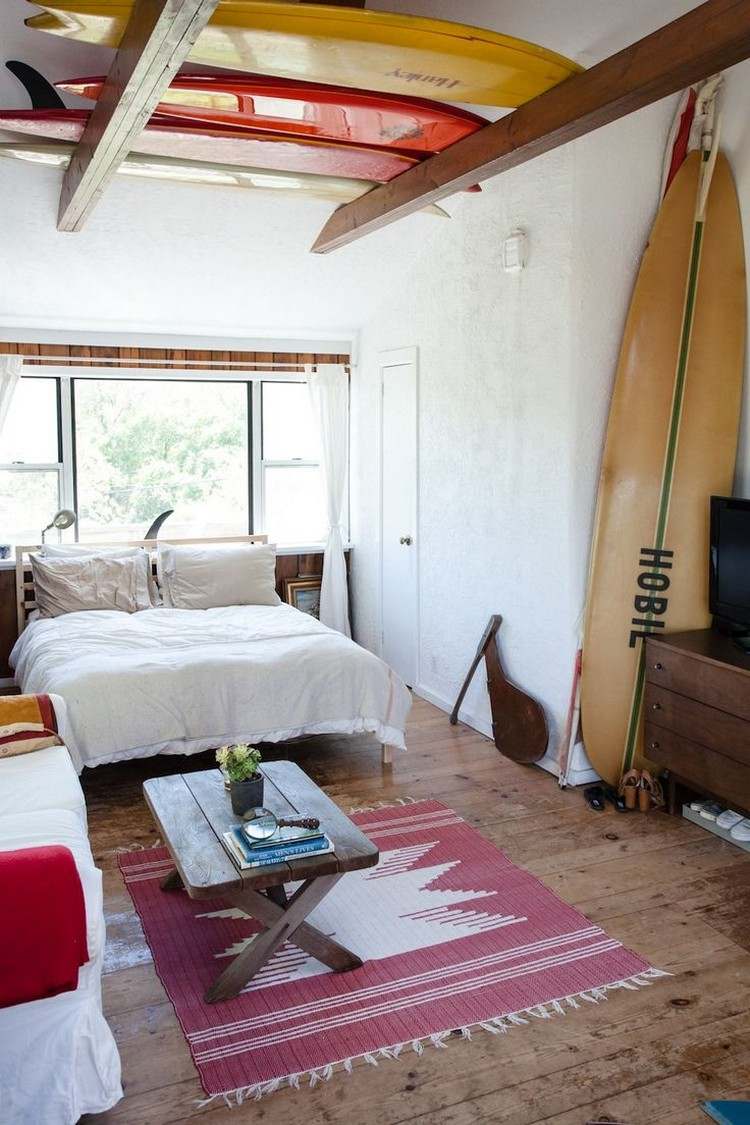 deco-chambre-enfant-theme-surf-grand-lit-tapis-rideau