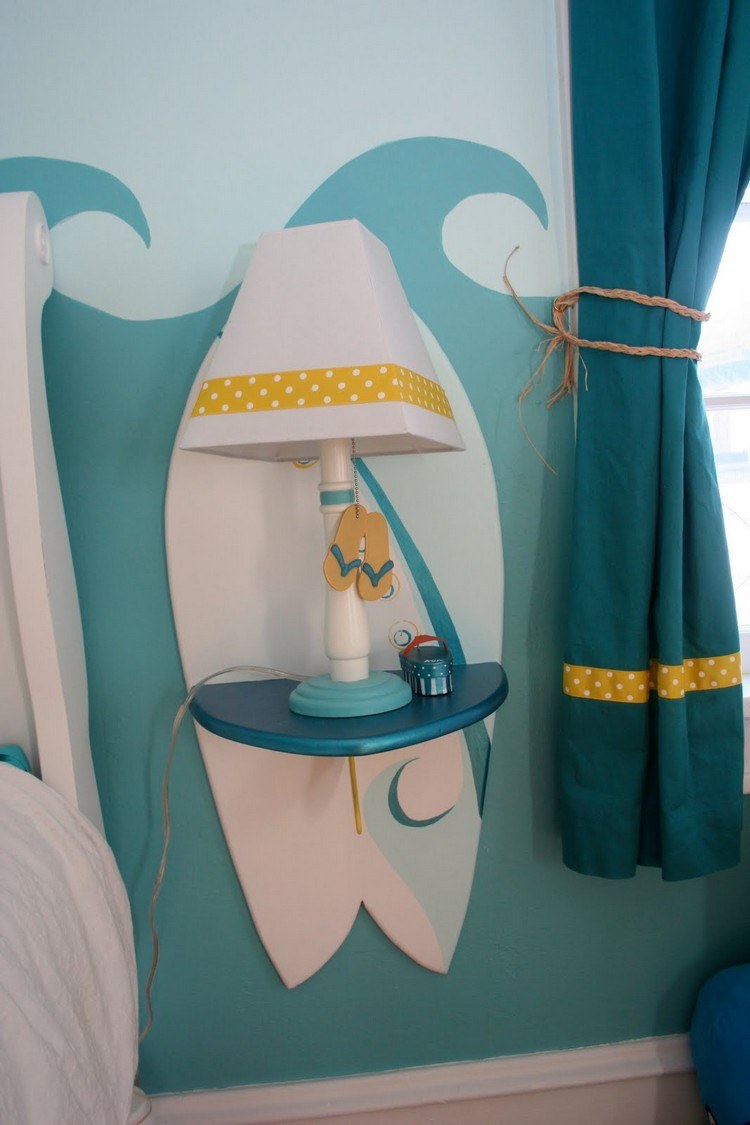 deco-chambre-enfant-theme-surf-lampe-poser-rideau-peinture-murale-turquoise