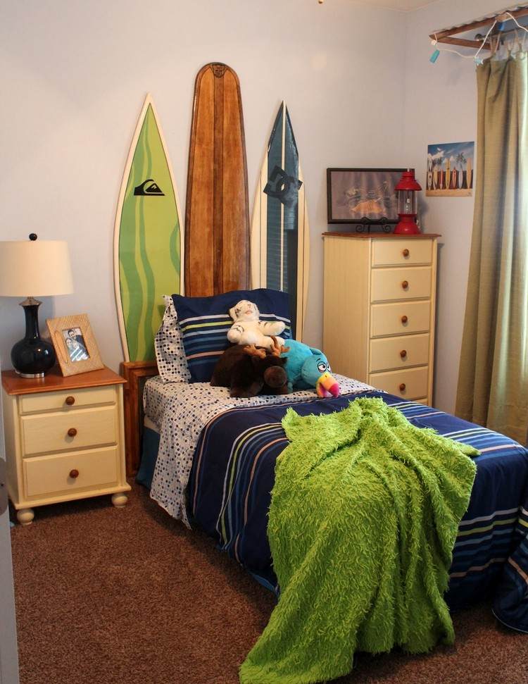 deco-chambre-enfant-theme-surf-lit-couverture-armoire-rangement-lampe-poser-couverture-rideaux