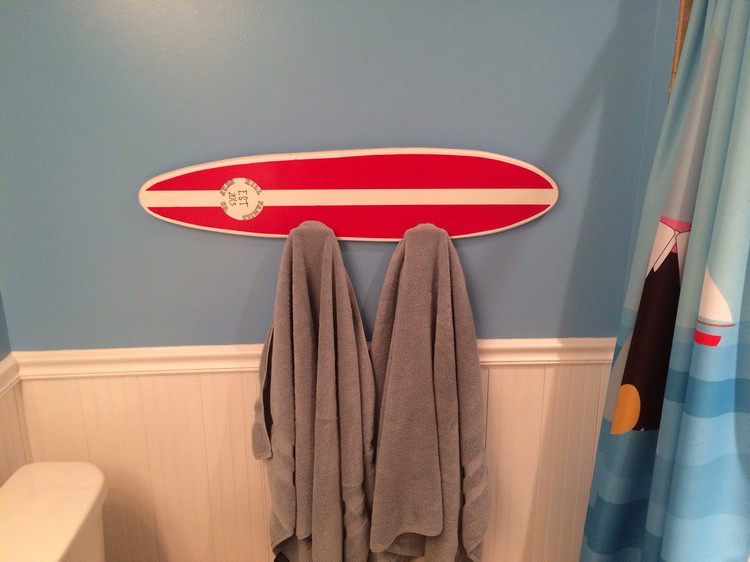deco-chambre-enfant-theme-surf-patere-toilettes-rideau-douche