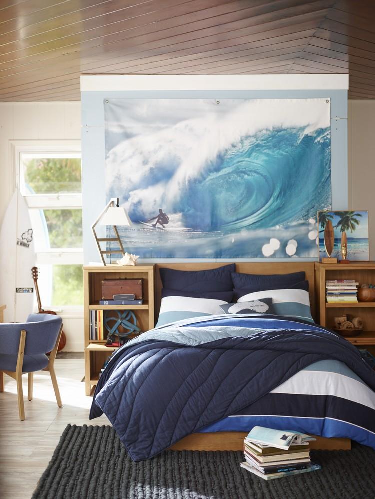 deco-chambre-enfant-theme-surf-peinture-murale-blanche-grand-lit-coussins