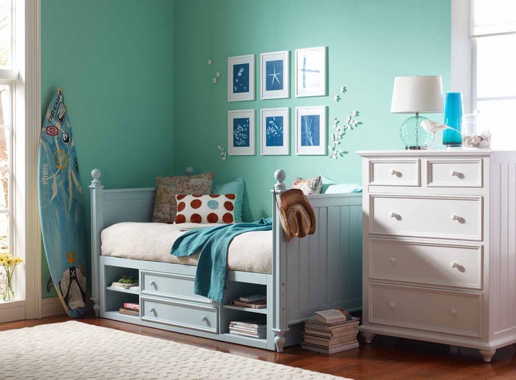 deco-chambre-enfant-theme-surf-peinture-turquoise-armoire-rangement-blanche-lampe-poser