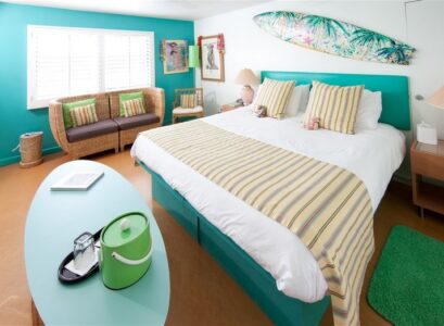 deco-chambre-enfant-theme-surf-peinture-turquoise-coussins-canape-chaise-table-basse-ovale