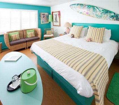 deco-chambre-enfant-theme-surf-peinture-turquoise-coussins-canape-chaise-table-basse-ovale