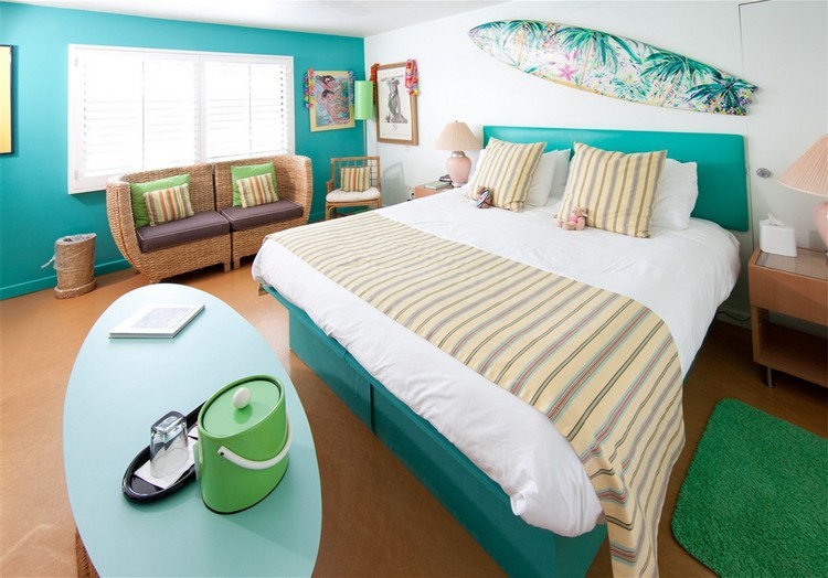 deco-chambre-enfant-theme-surf-peinture-turquoise-coussins-canape-chaise-table-basse-ovale