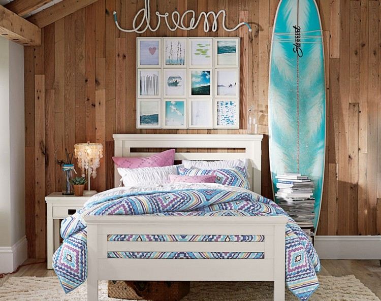 deco-chambre-enfant-theme-surf-revetement-mural-bois-coussins-cuverture-lampe-poser-table-chevet