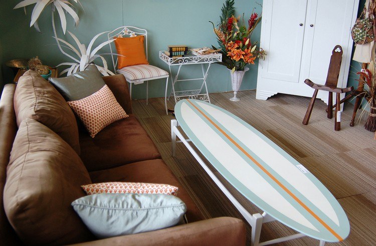deco-chambre-enfant-theme-surf-table-ovale-canape-droit-coussins-bouquet-fleurs-chaise