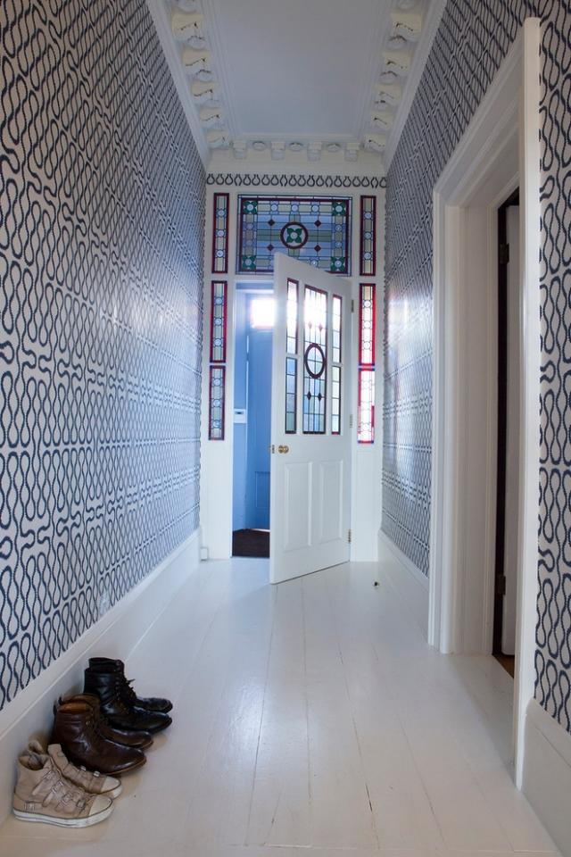 deco-couloir-papier-peint-sol-carrelage-blanc