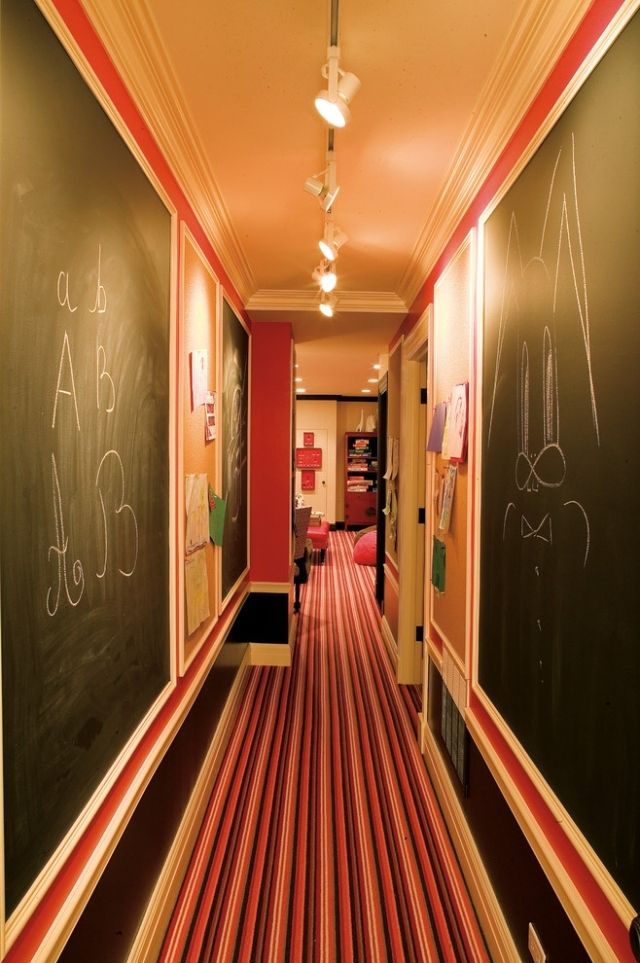 deco-couloir-peinture-ardoise-tapis-rayures-eclairage-interieur