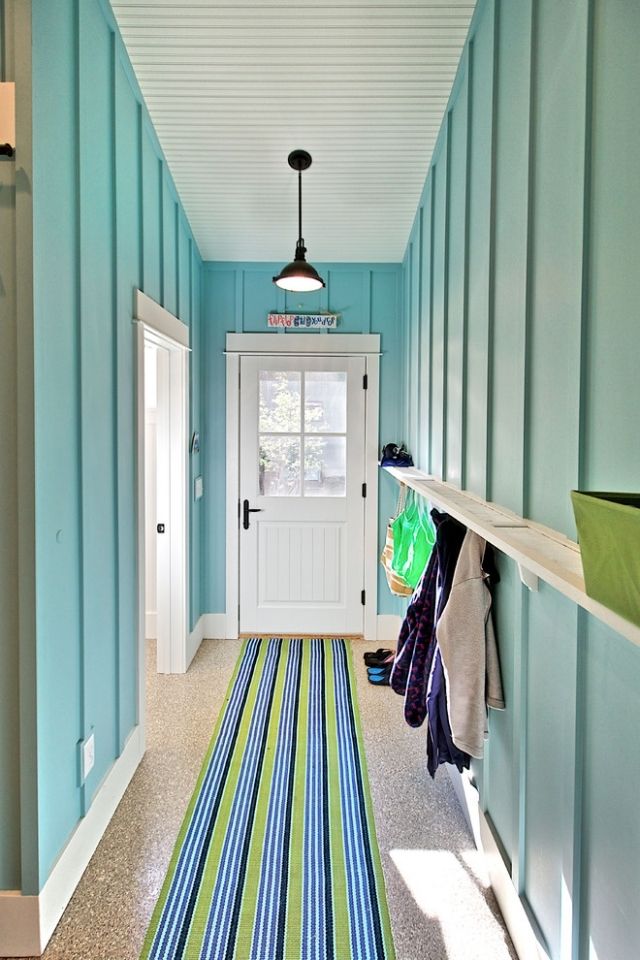 deco-couloir-peinture-murale-turquoise-tapis-rayures