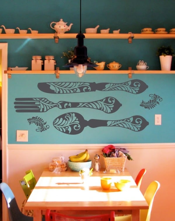 deco-murale-cuisine-dessins-ustensiles-étagères-bois déco murale cuisine