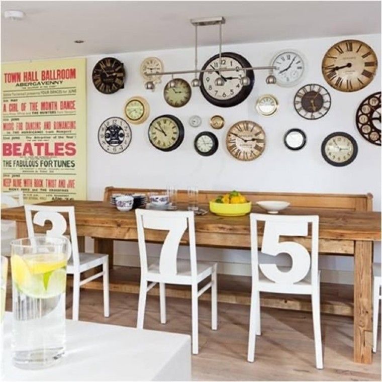 deco-murale-cuisine-horloges-table-bois-rustique