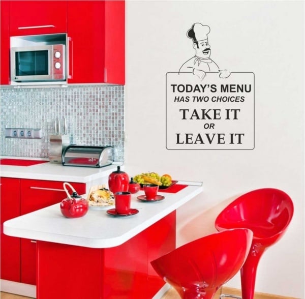 deco-murale-cuisine-sticker-mural-noir-armoires-rouges-chaise-soruges-crédence-mosaique déco murale cuisine