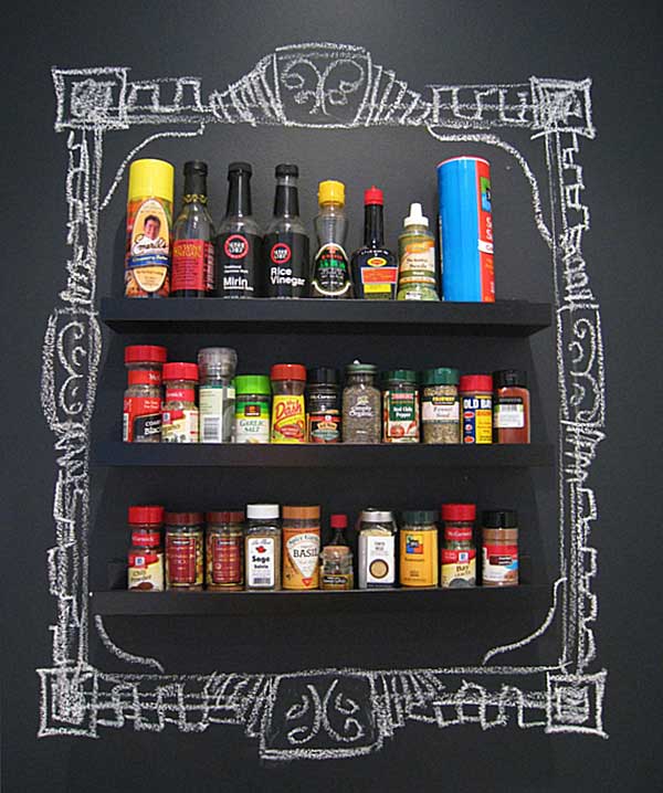 deco-murale-cuisine-tableau-noir-étagères-épices-craie déco murale cuisine