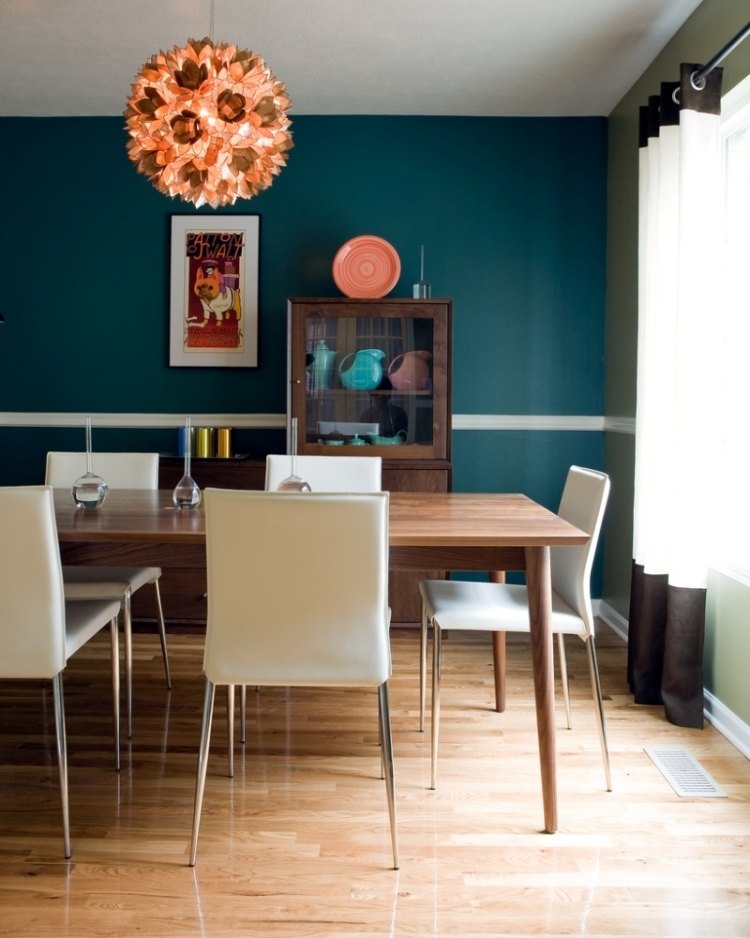 deco-murale-originale-salle-manger-peinture-bleu-pétrole-chaises-blanches-lustre-orange