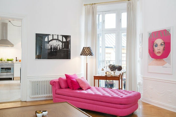 deco-murale-salon-couverture-magazine-rose-canapé-rose-bonbon-tableau-noir-blanc