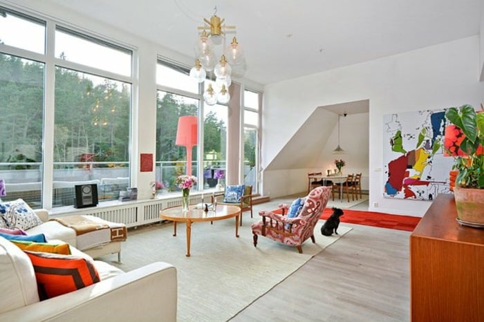 deco-murale-salon-tableau-moderne-multicolore-canapé-blanc-fauteuil-rose-parquet